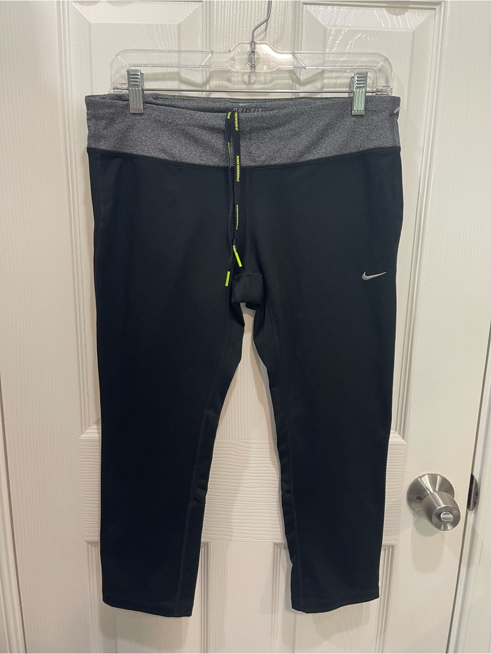 Nike  runniwomen’s ' Black Performance Capri Leggings with Gray Waistband size L
